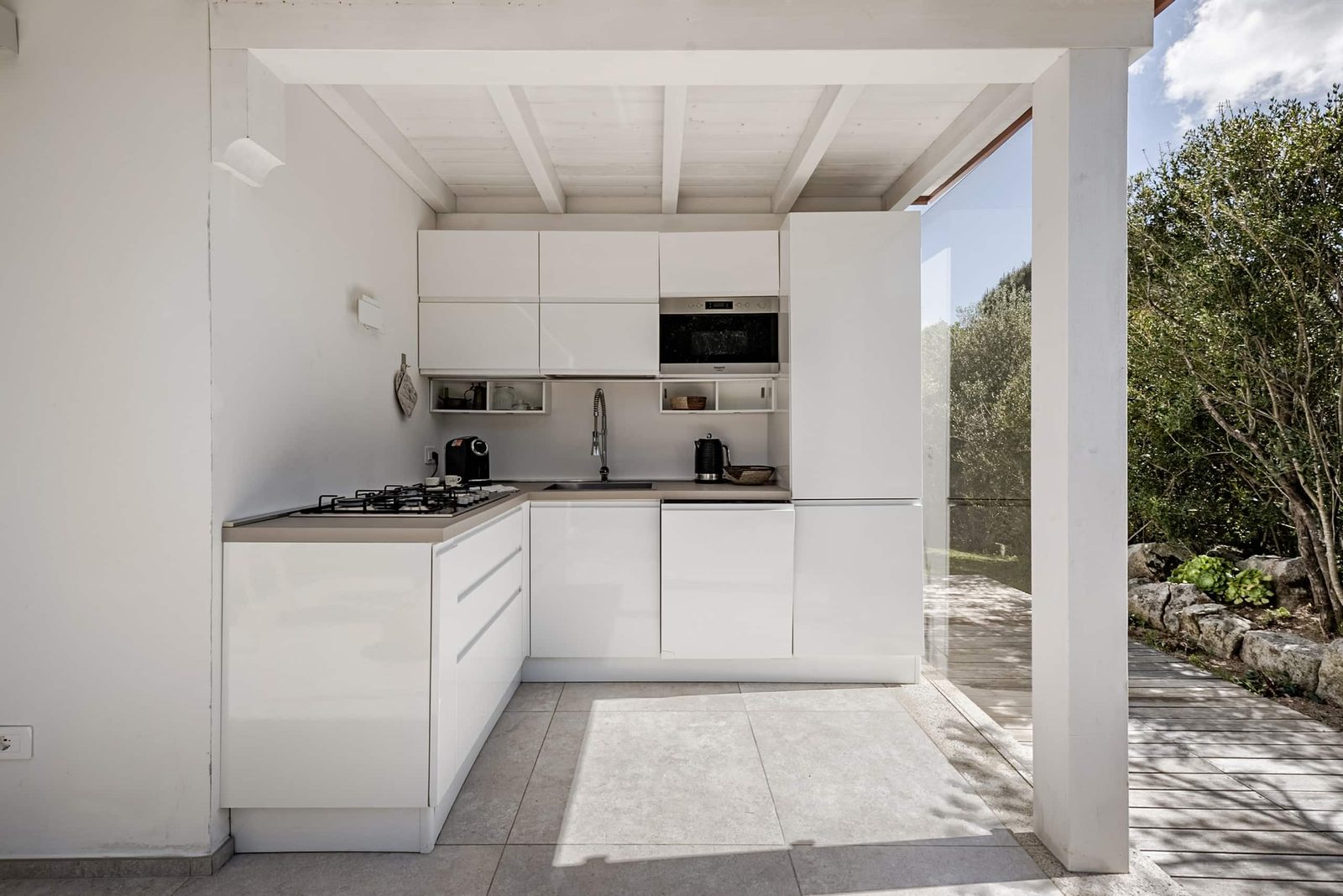 La cucina coperta e attrezzata addossata alle mura esterne della villa