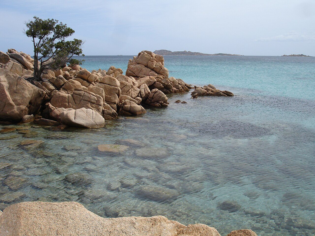 I massi di granito e l’acqua bassa della spiaggia di Capriccioli