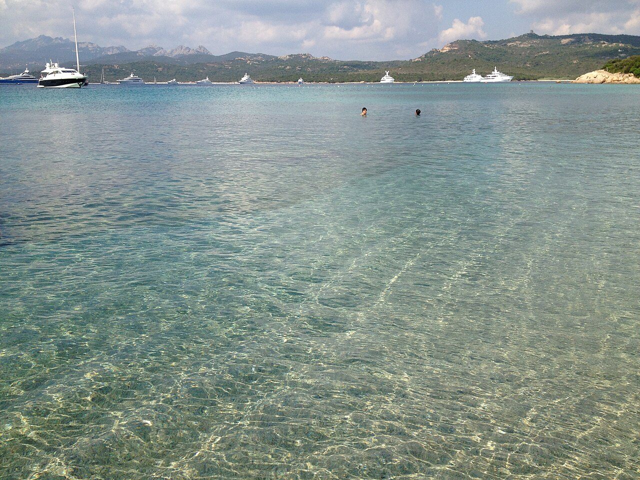 L'acqua bassa e trasparente della Costa Smeralda