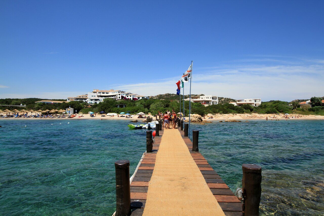 Il pontile e il mare del Romazzino