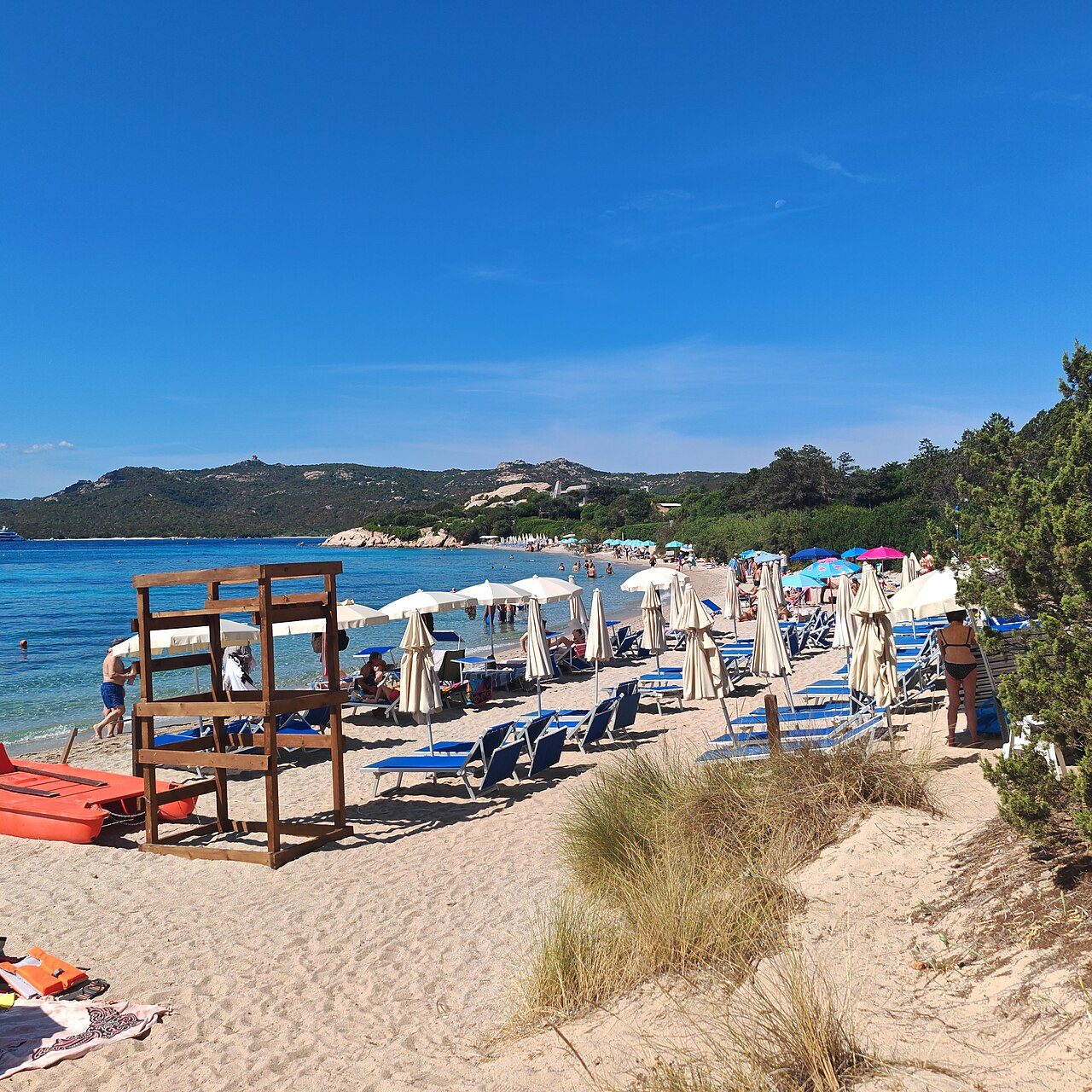 Ombrelloni e lettini su una spiaggia della Costa Smeralda in piena estate