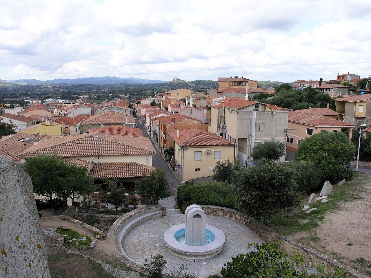 Una piazza del centro di Arzachena