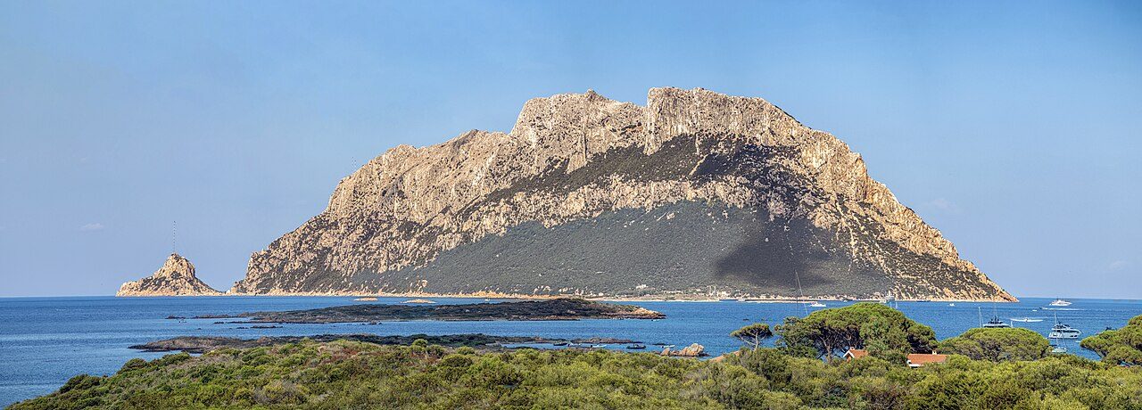 L'isola di Tavolara vista dalla costa