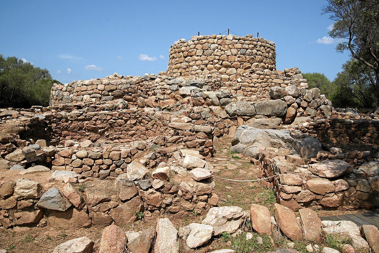 Il nuraghe La Prisgiona, nella campagna di Arzachena