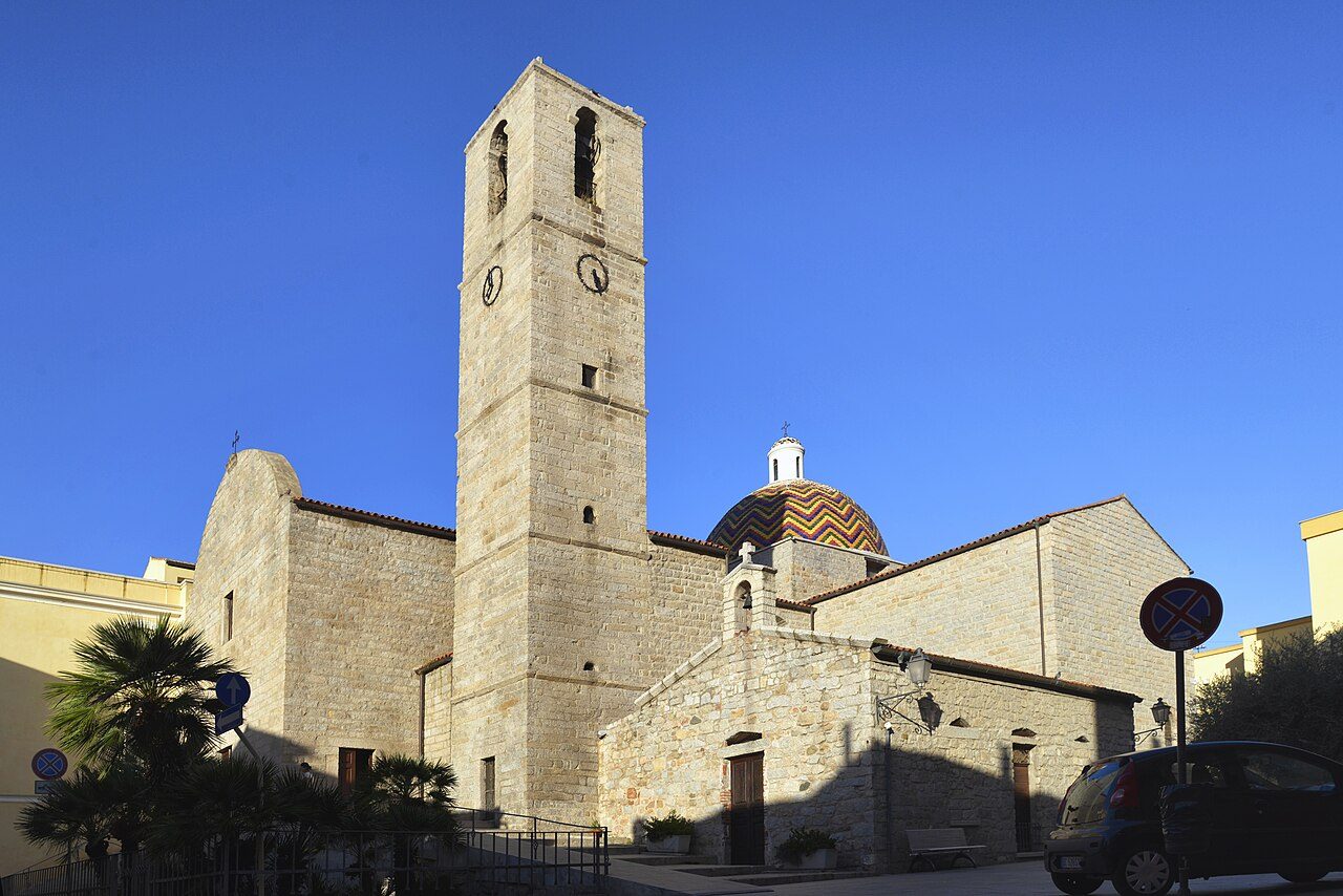 La chiesa di San Paolo Apostolo a Olbia, con il campanile in granito e la cupola di maioliche