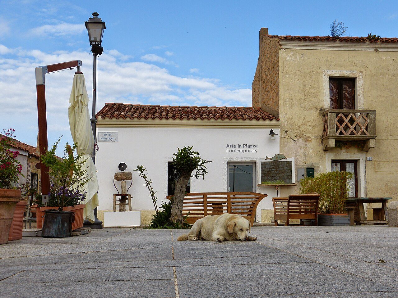 La piazza della chiesa a San Pantaleo, con le botteghe e i tavolini